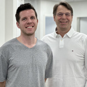 Auf diesem Foto sieht man Frank Breitenbach und Dr. Max Meier aus der Facharztpraxis für Allgemeinmedizin in Fröndenberg